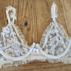 Elegant Lace Bra in Cream and White